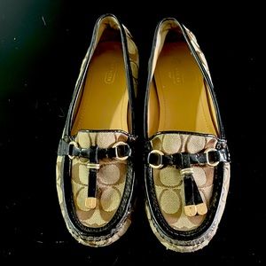 COACH Fleur flats. Worn only once. Good Condition.